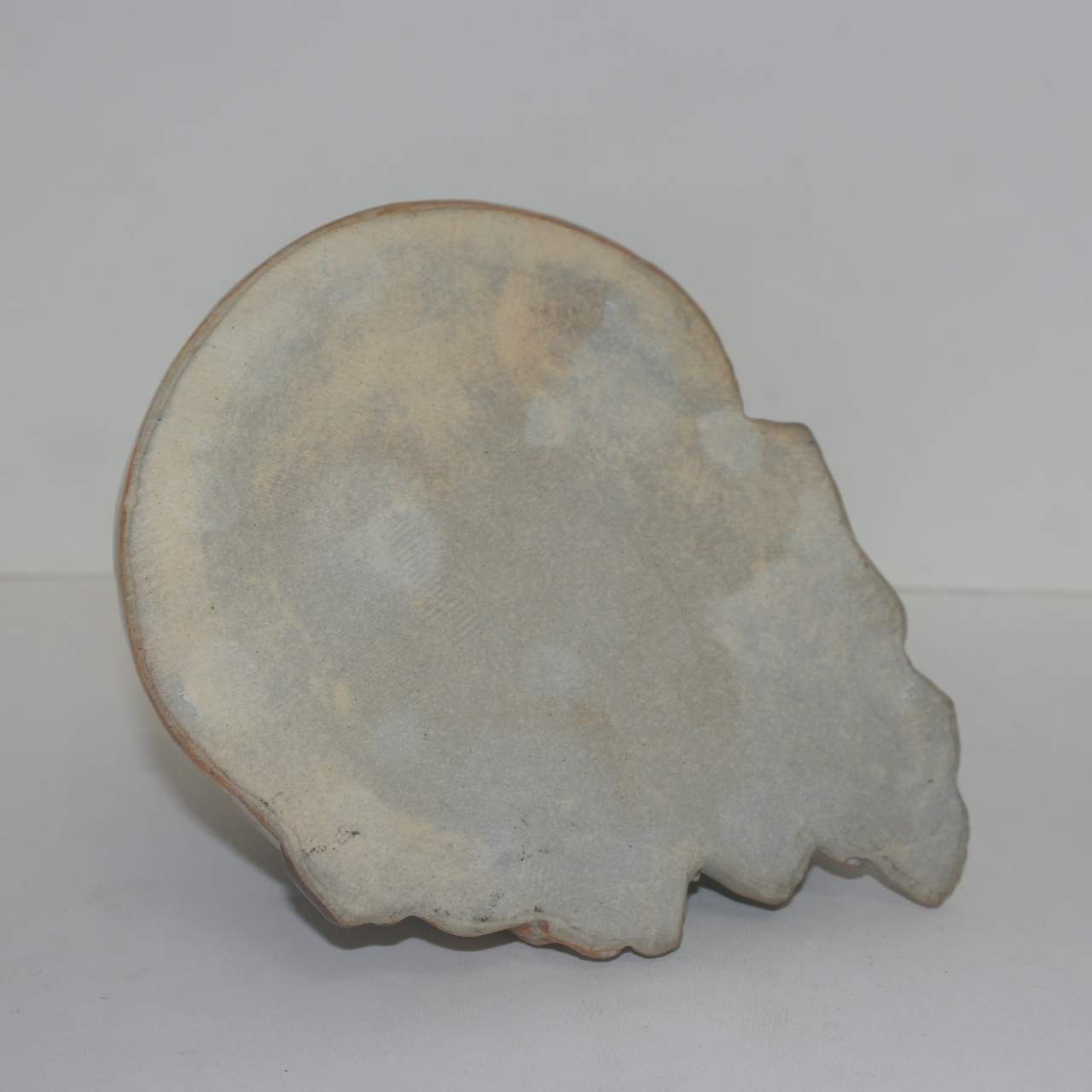 작가의 작품인 청자 달마대사 조각상