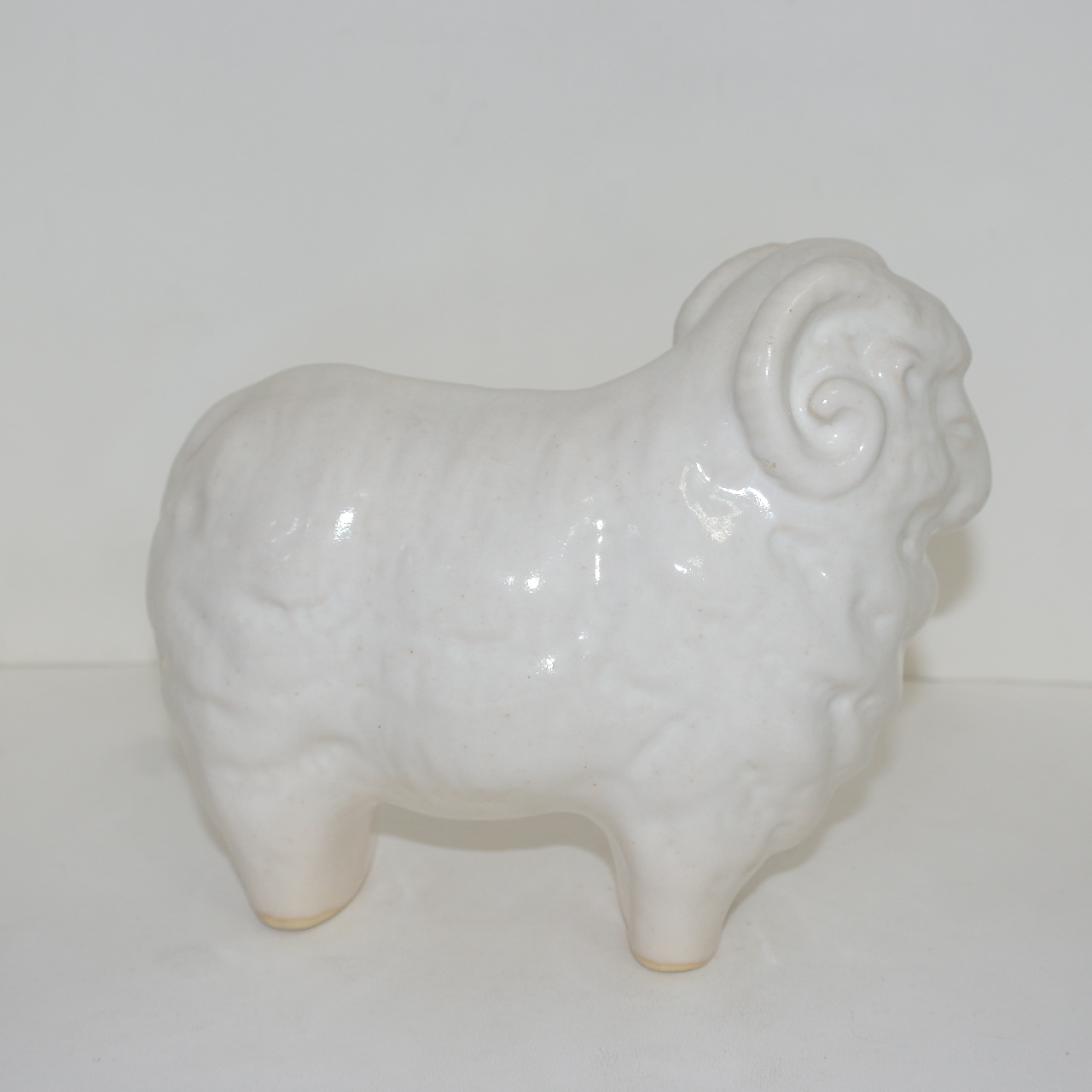 청자 양 조각상