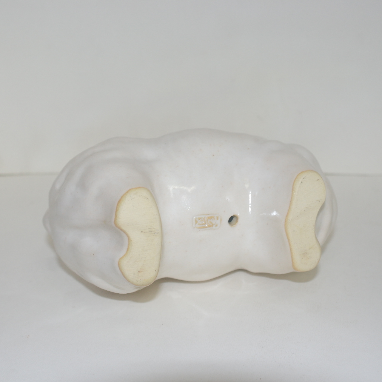 청자 양 조각상