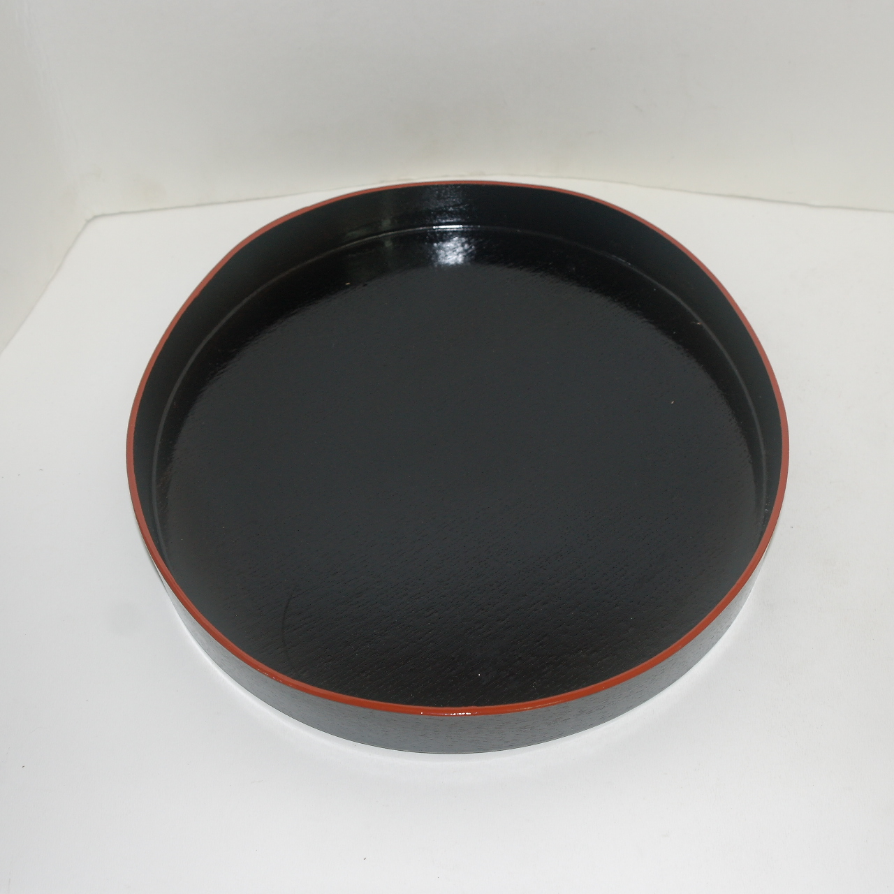 나무에 옷칠이된 대형크기의 차반