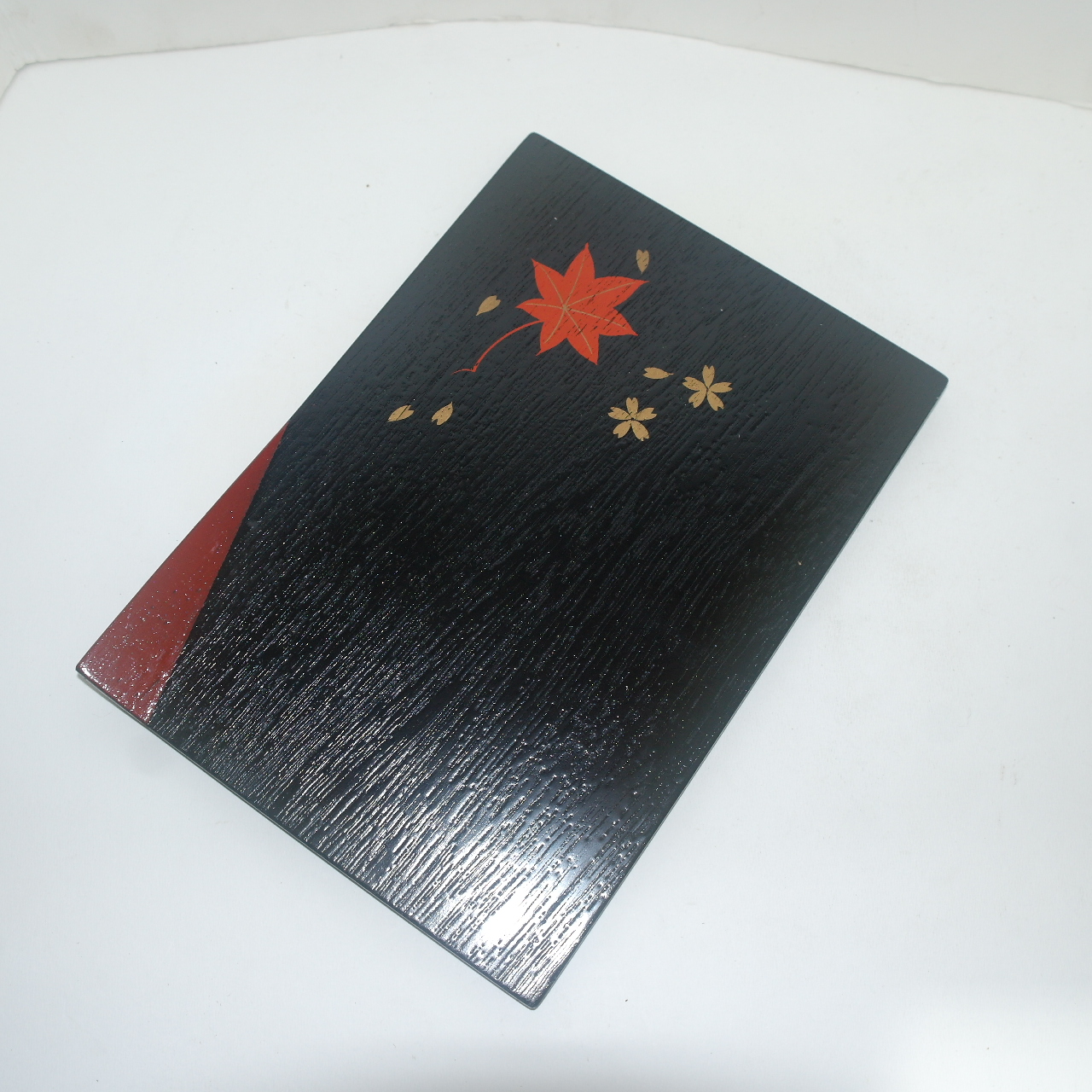 나무에 옷칠이된 진사단풍잎문 차반