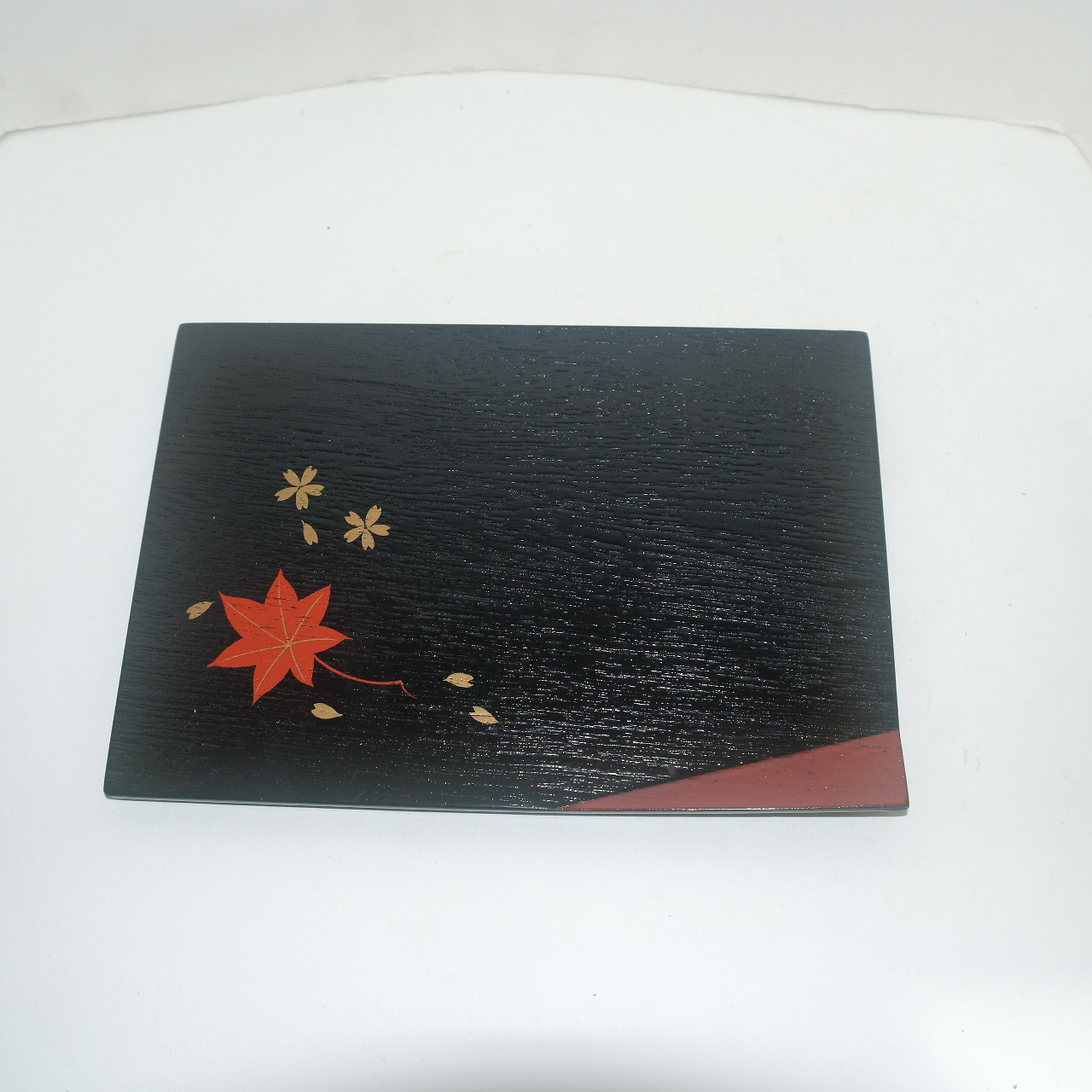 나무에 옷칠이된 진사단풍잎문 차반