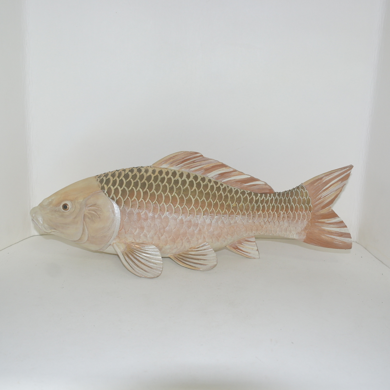 나무를 정교하게 조각한 작가의 작품 잉어