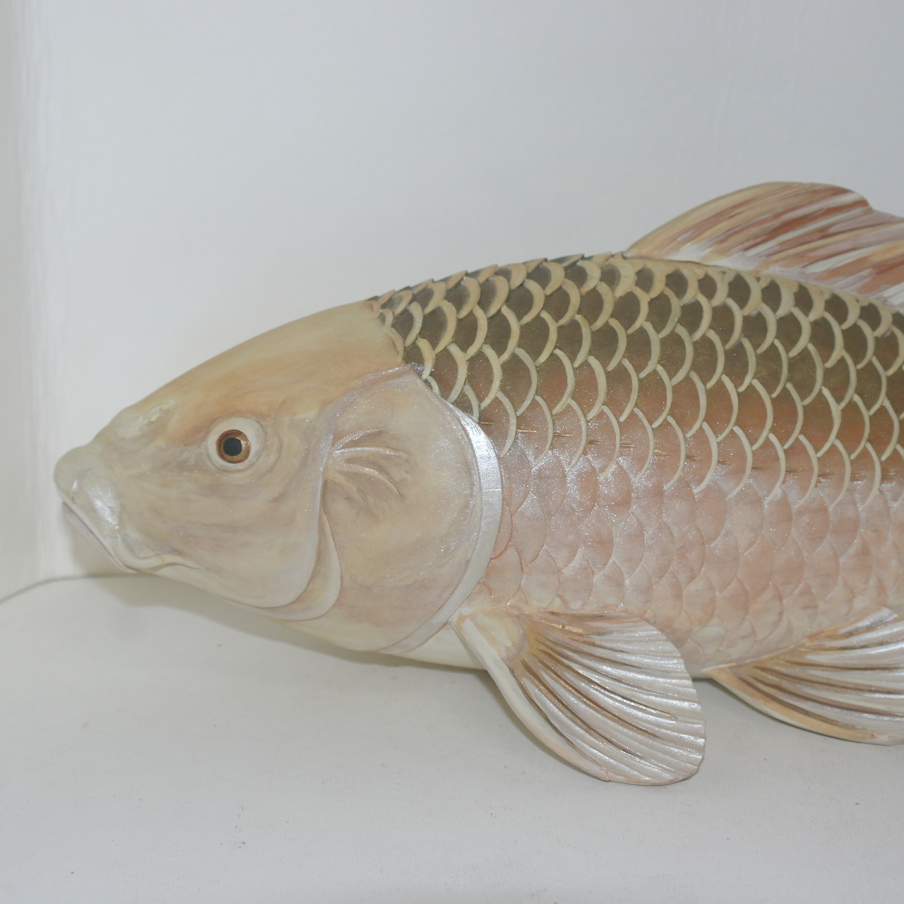 나무를 정교하게 조각한 작가의 작품 잉어