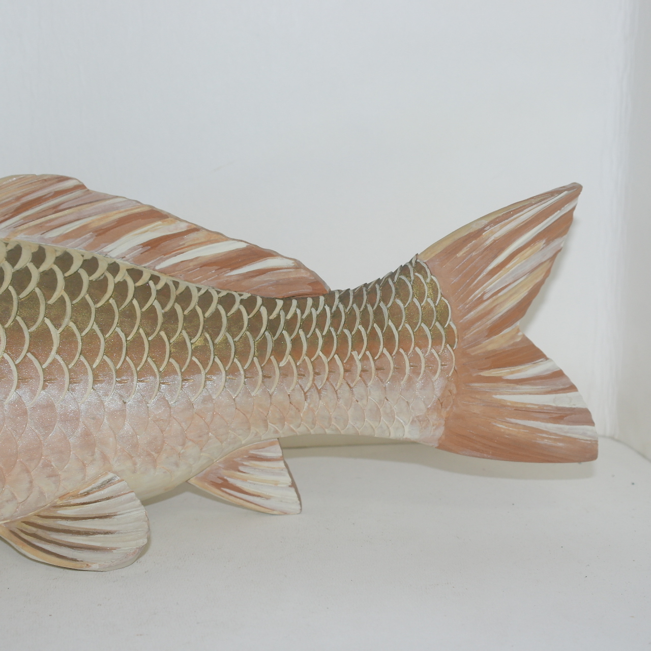 나무를 정교하게 조각한 작가의 작품 잉어