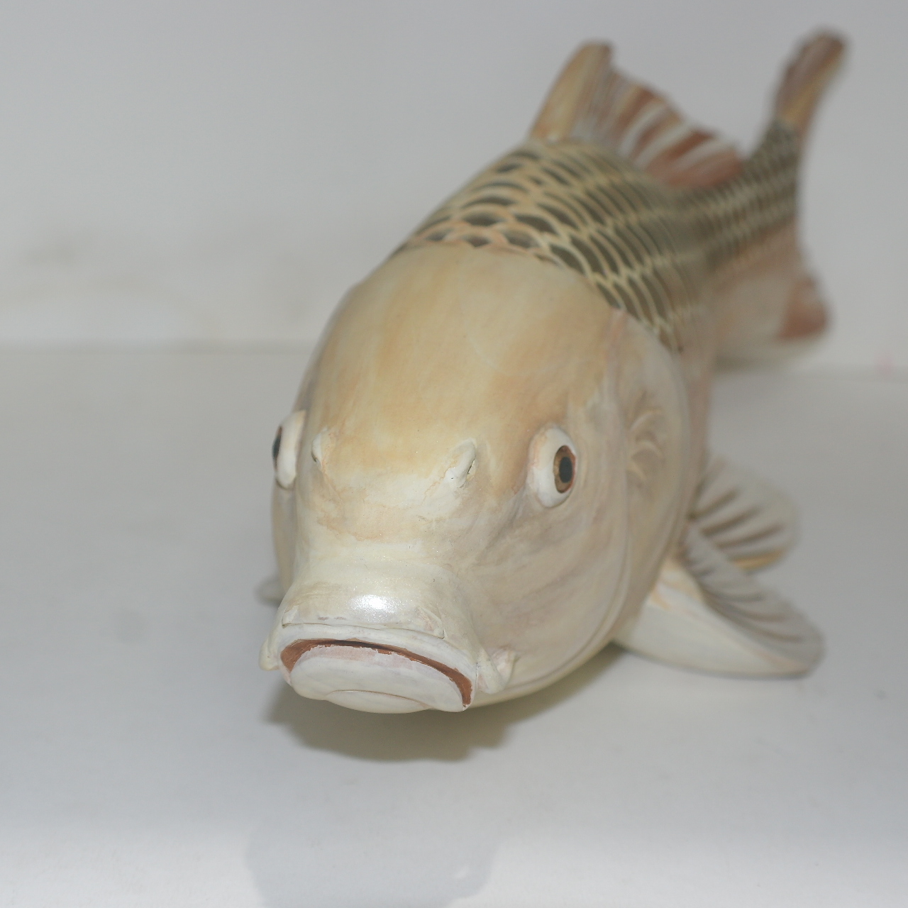 나무를 정교하게 조각한 작가의 작품 잉어