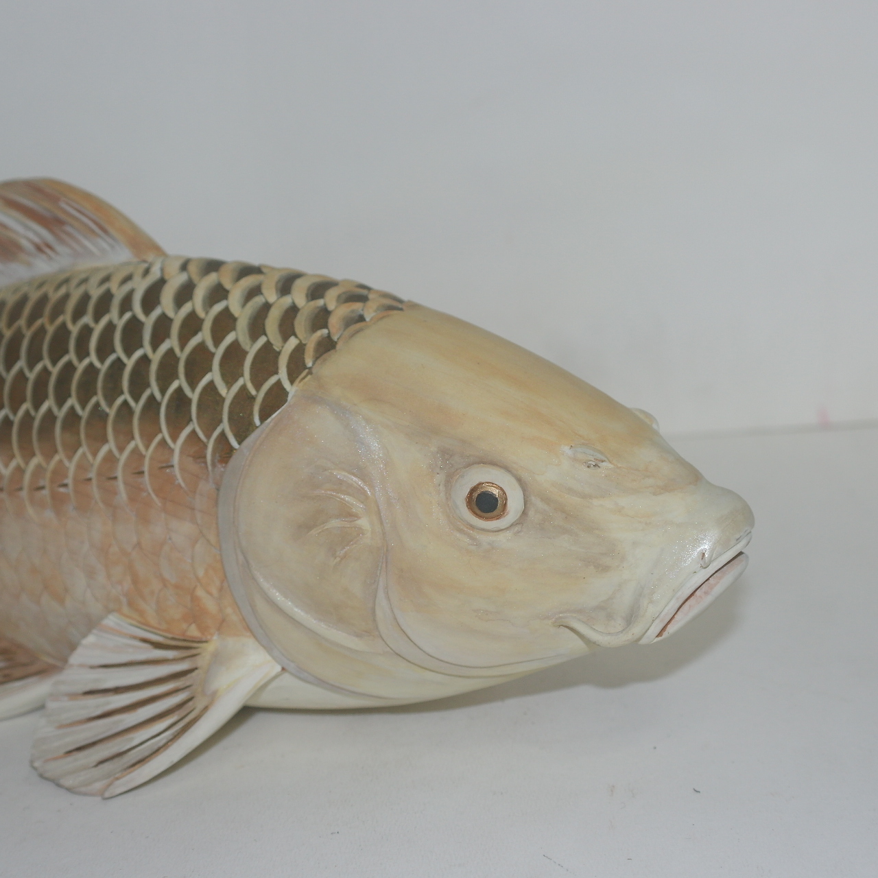 나무를 정교하게 조각한 작가의 작품 잉어