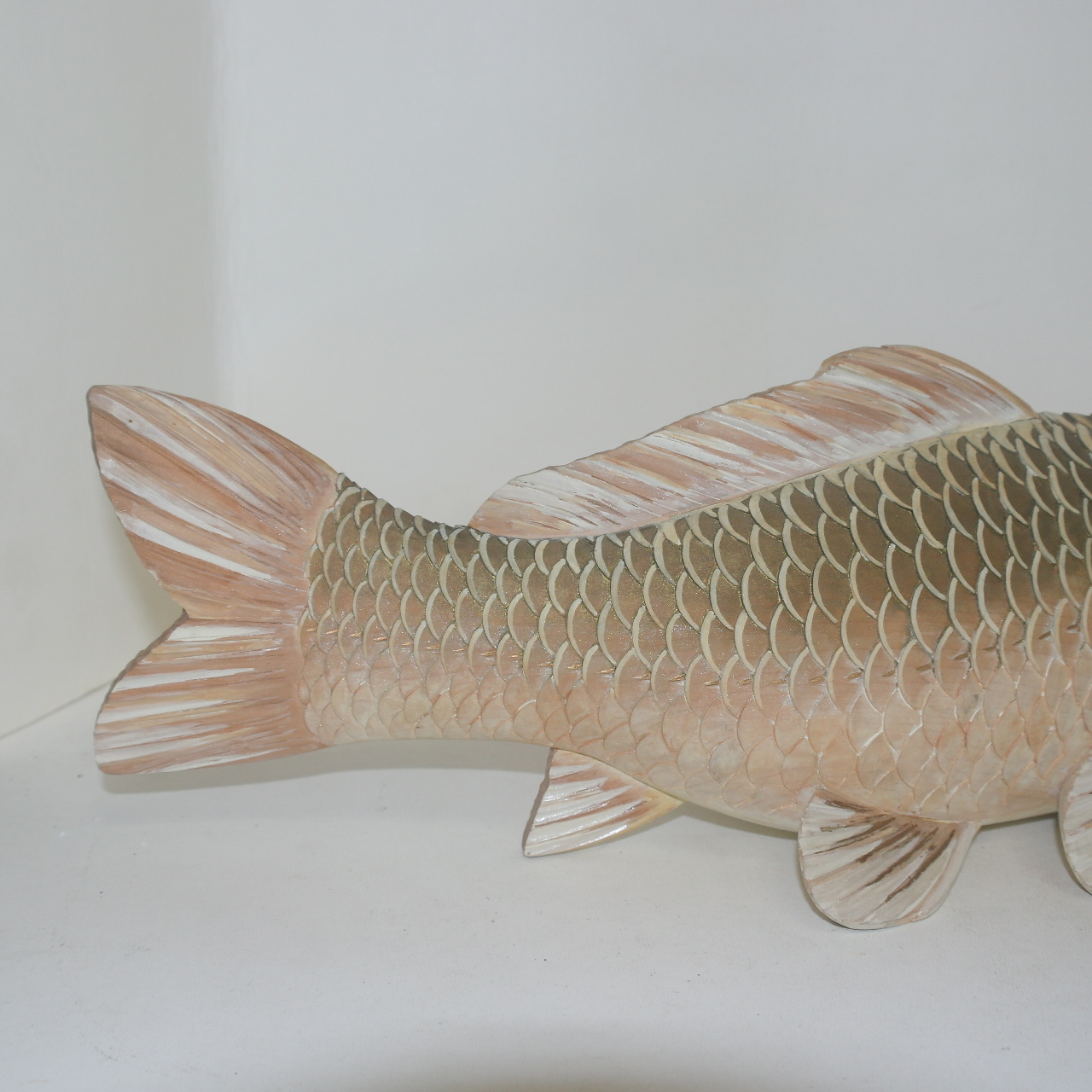 나무를 정교하게 조각한 작가의 작품 잉어