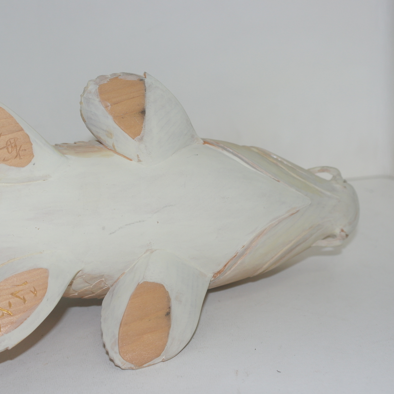 나무를 정교하게 조각한 작가의 작품 잉어