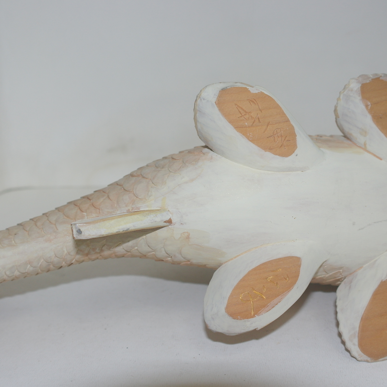 나무를 정교하게 조각한 작가의 작품 잉어