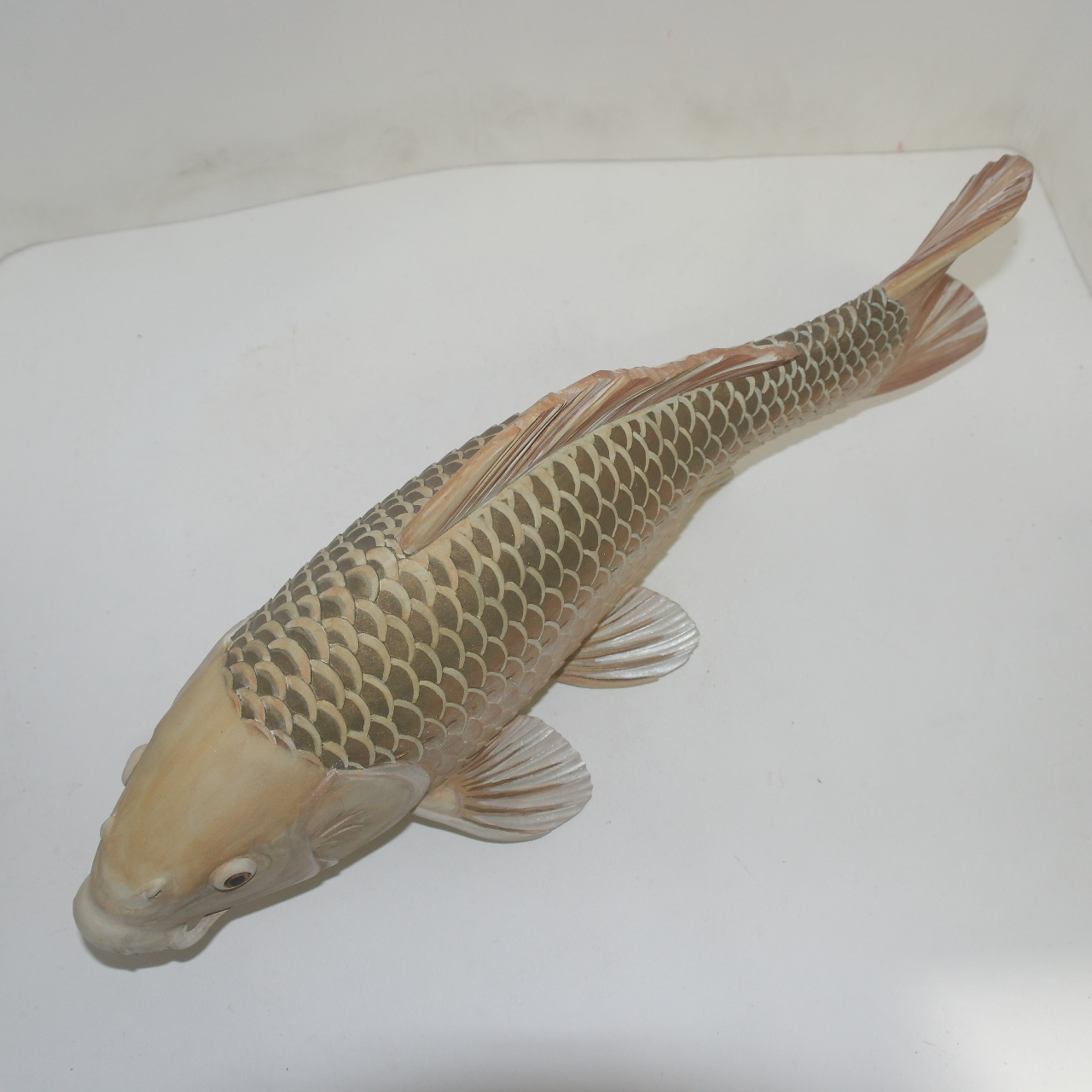 나무를 정교하게 조각한 작가의 작품 잉어