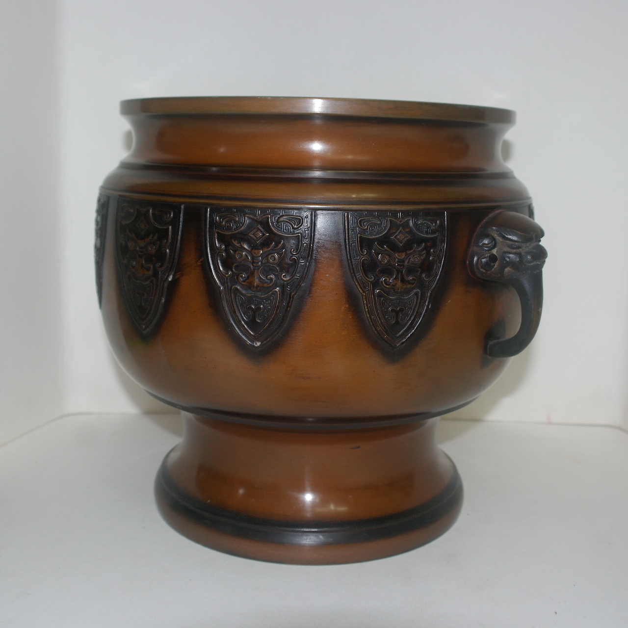 묵직한 청동으로된 양각귀면 이귀 화로