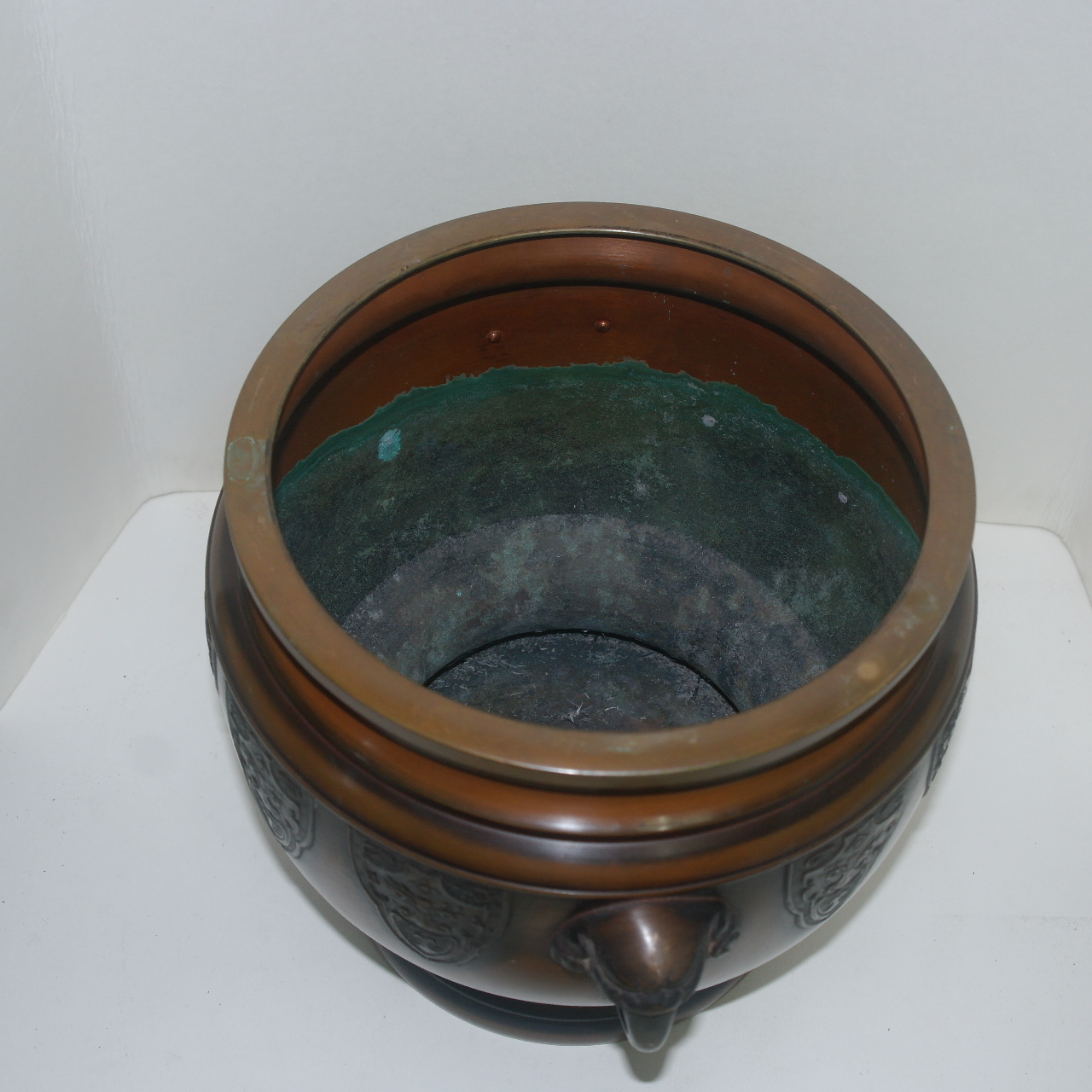 묵직한 청동으로된 양각귀면 이귀 화로