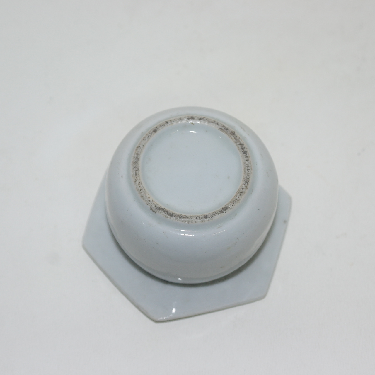 연대가좋은 순백자음각노송죽문 화형 향완