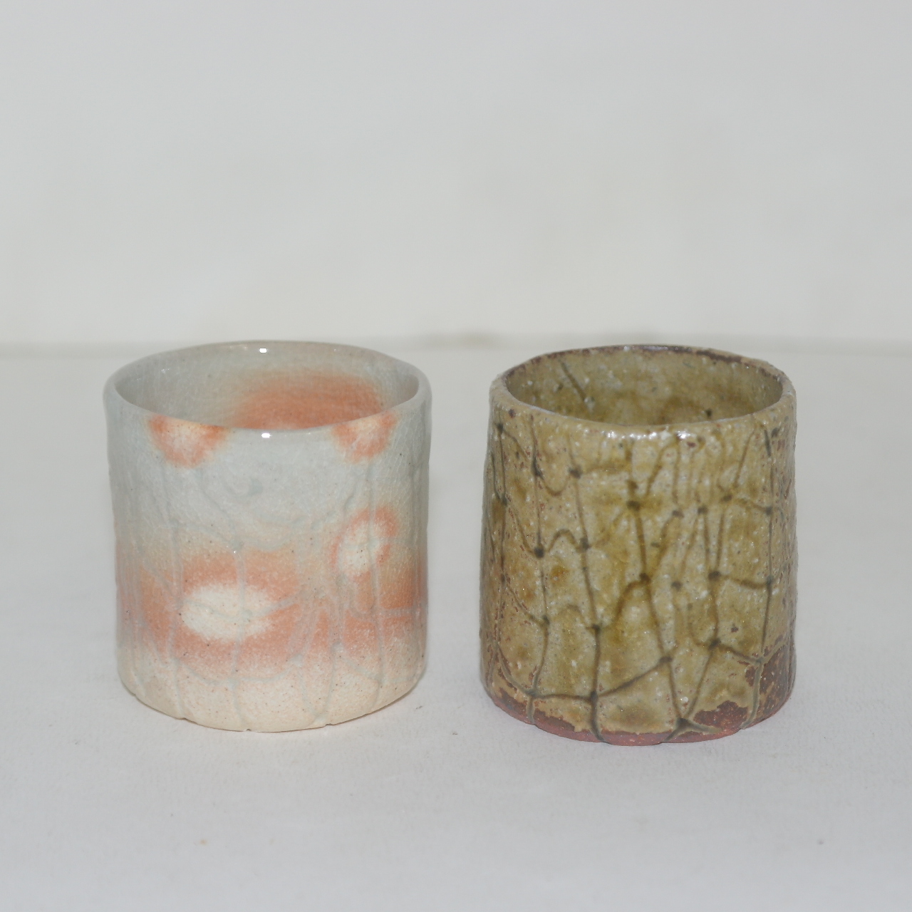 작가의 작품인 청자잔 2점