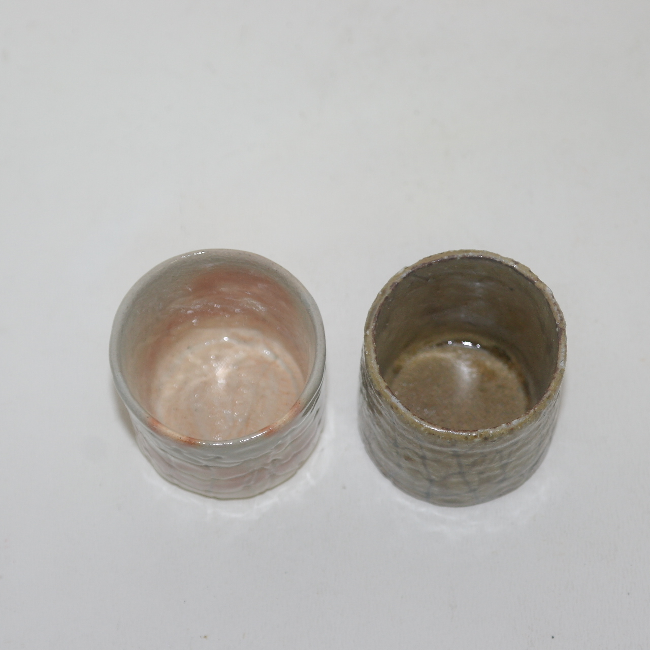 작가의 작품인 청자잔 2점