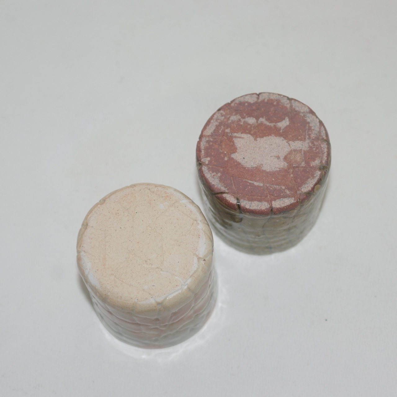 작가의 작품인 청자잔 2점