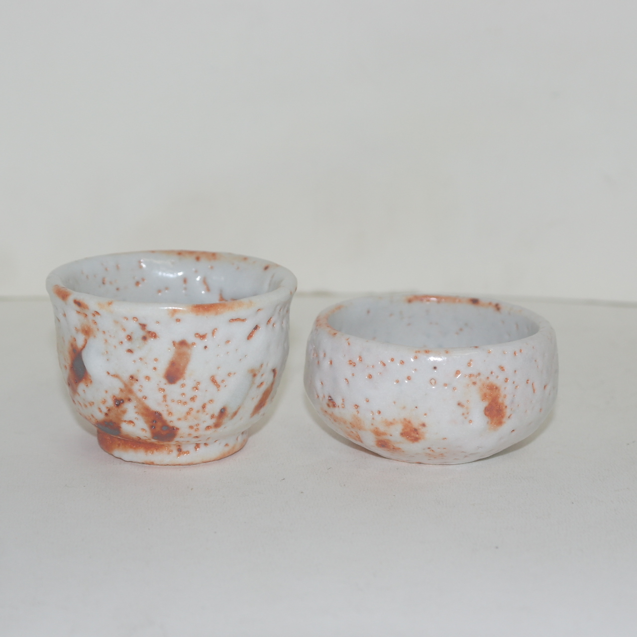 작가의 작품인 청자잔 2점