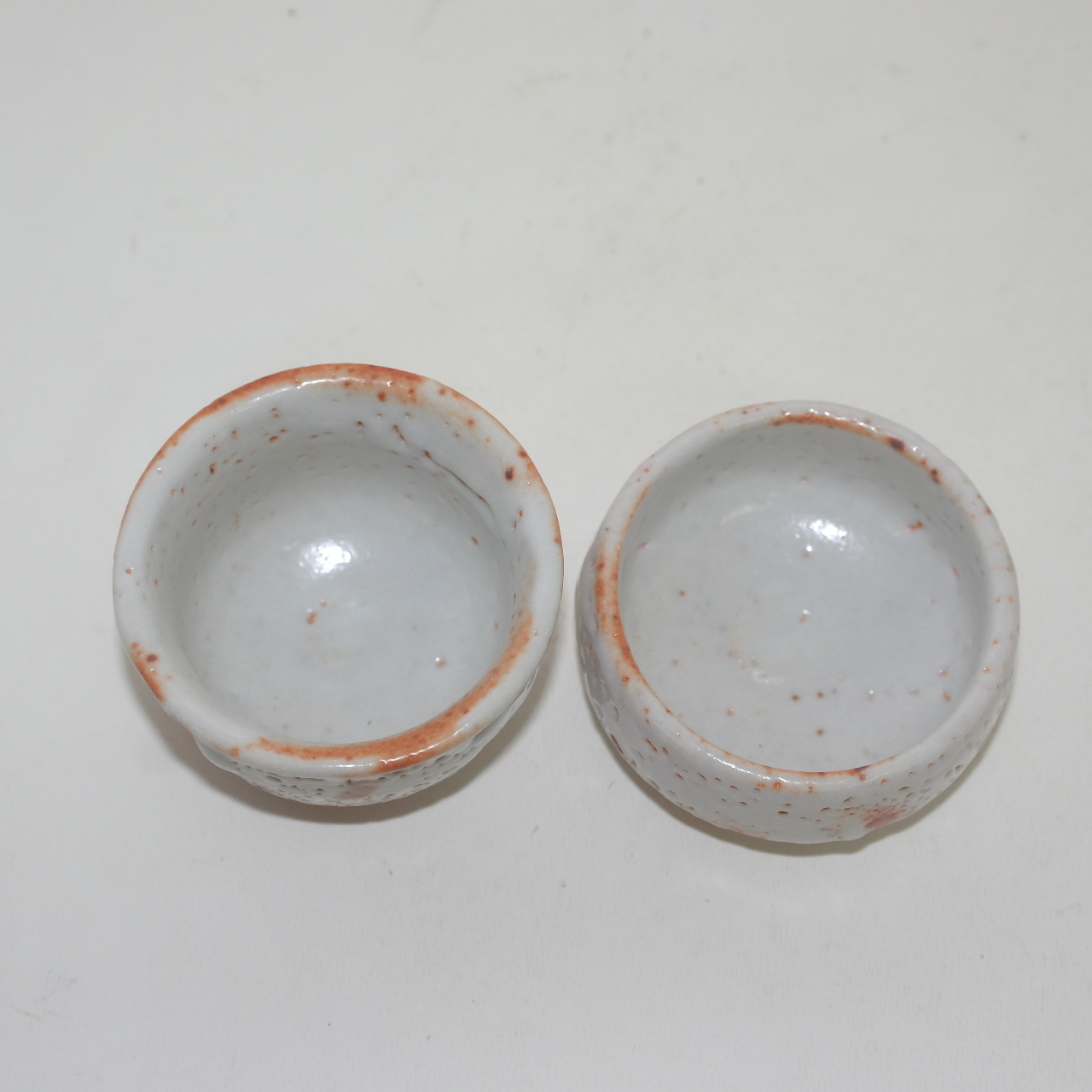 작가의 작품인 청자잔 2점