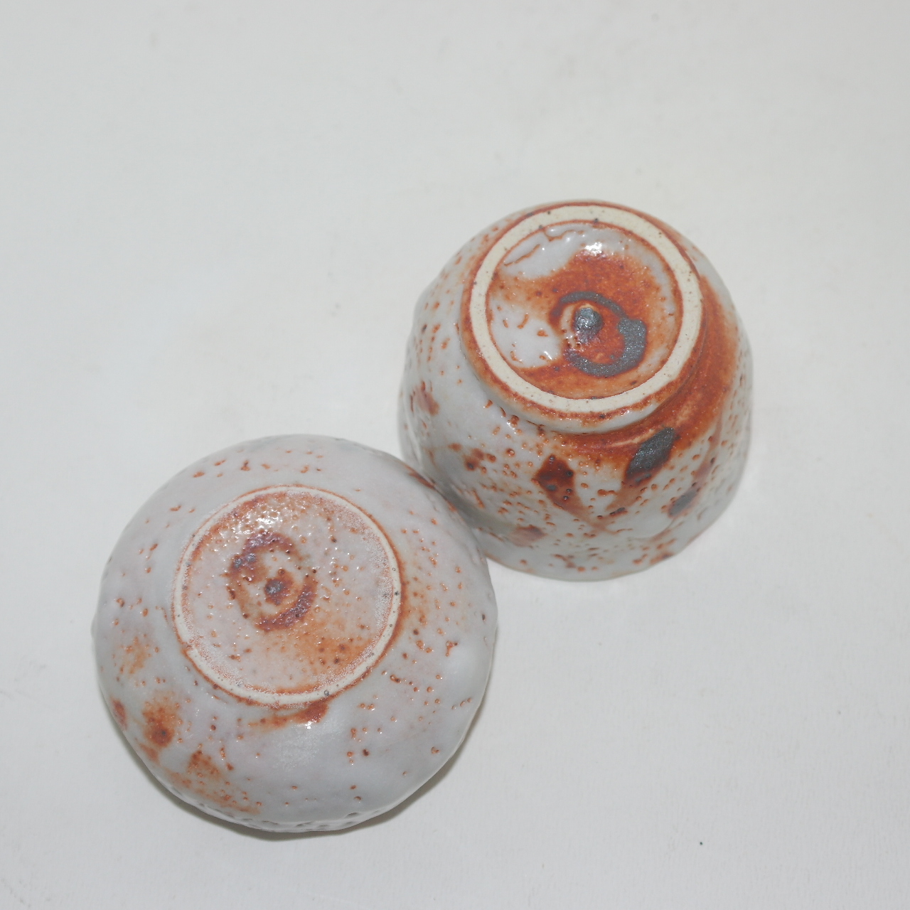 작가의 작품인 청자잔 2점