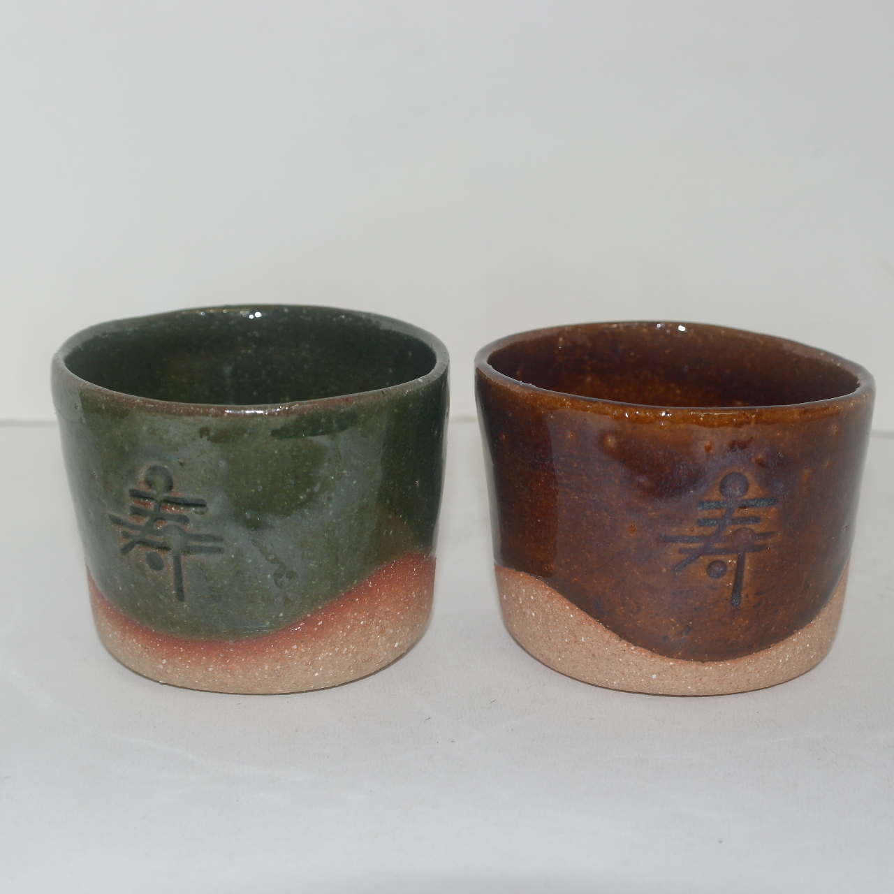 작가의 작품인 수(壽)자문 청자잔 2점