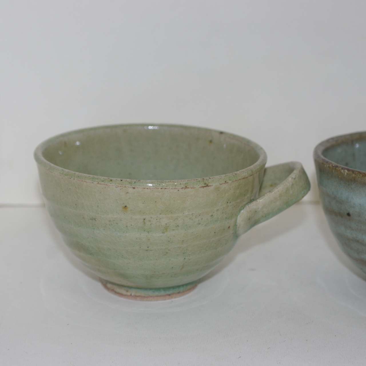 손잡이가 특이한 청자 커피잔 2점