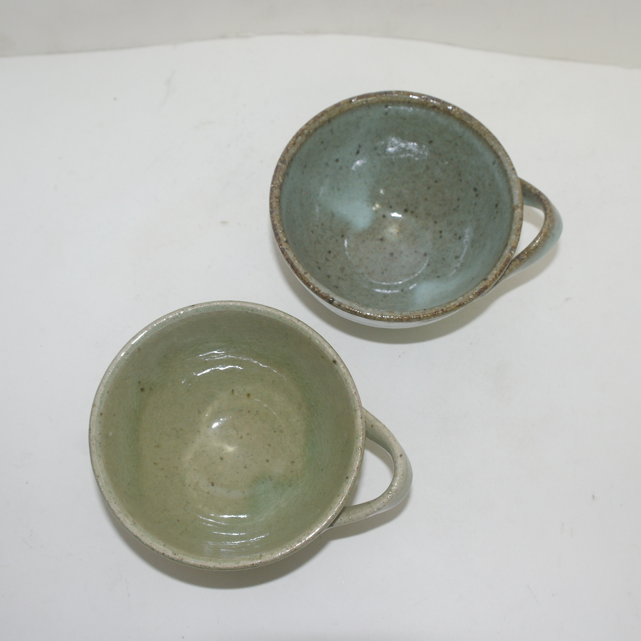 손잡이가 특이한 청자 커피잔 2점