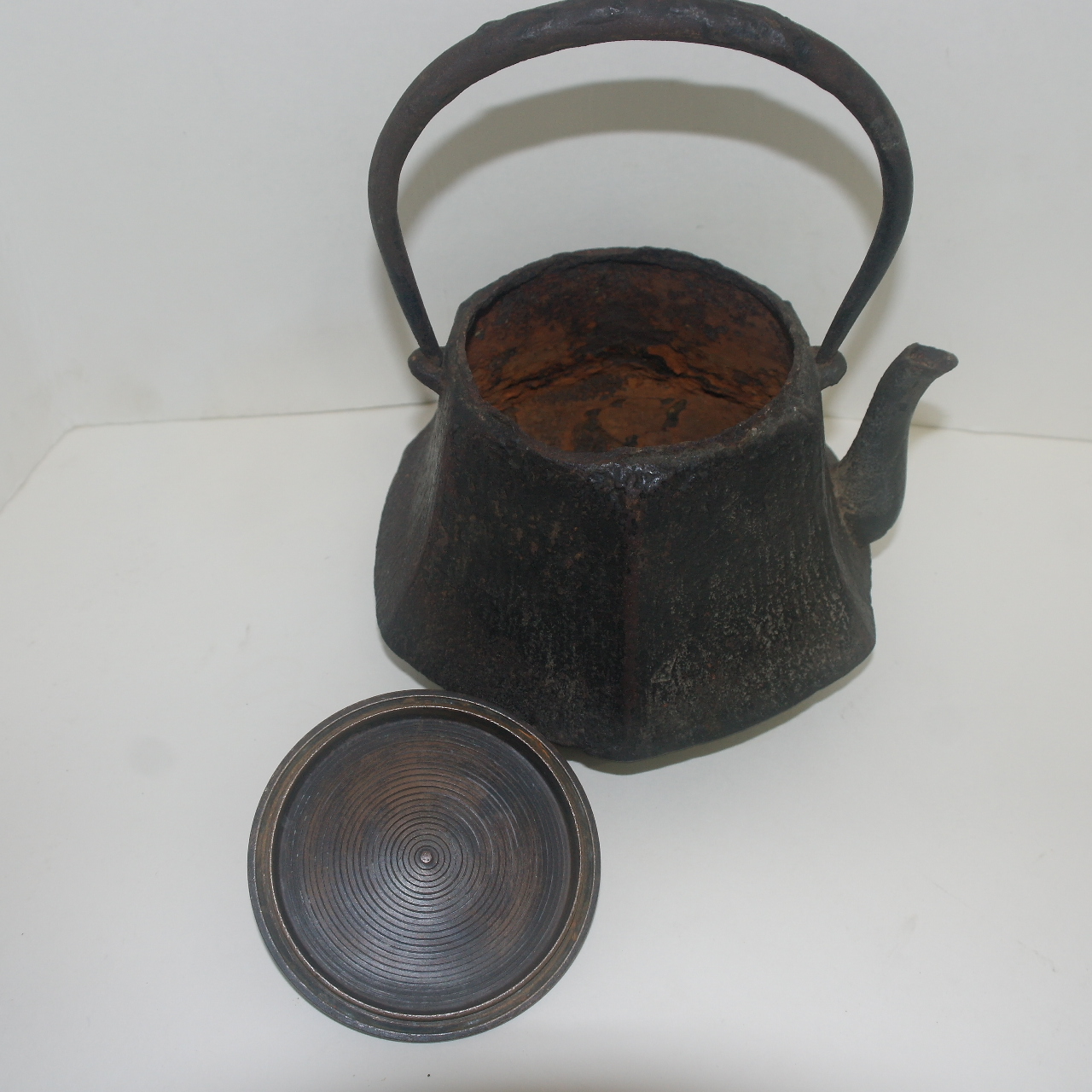 골동-무쇠로된 팔각주자