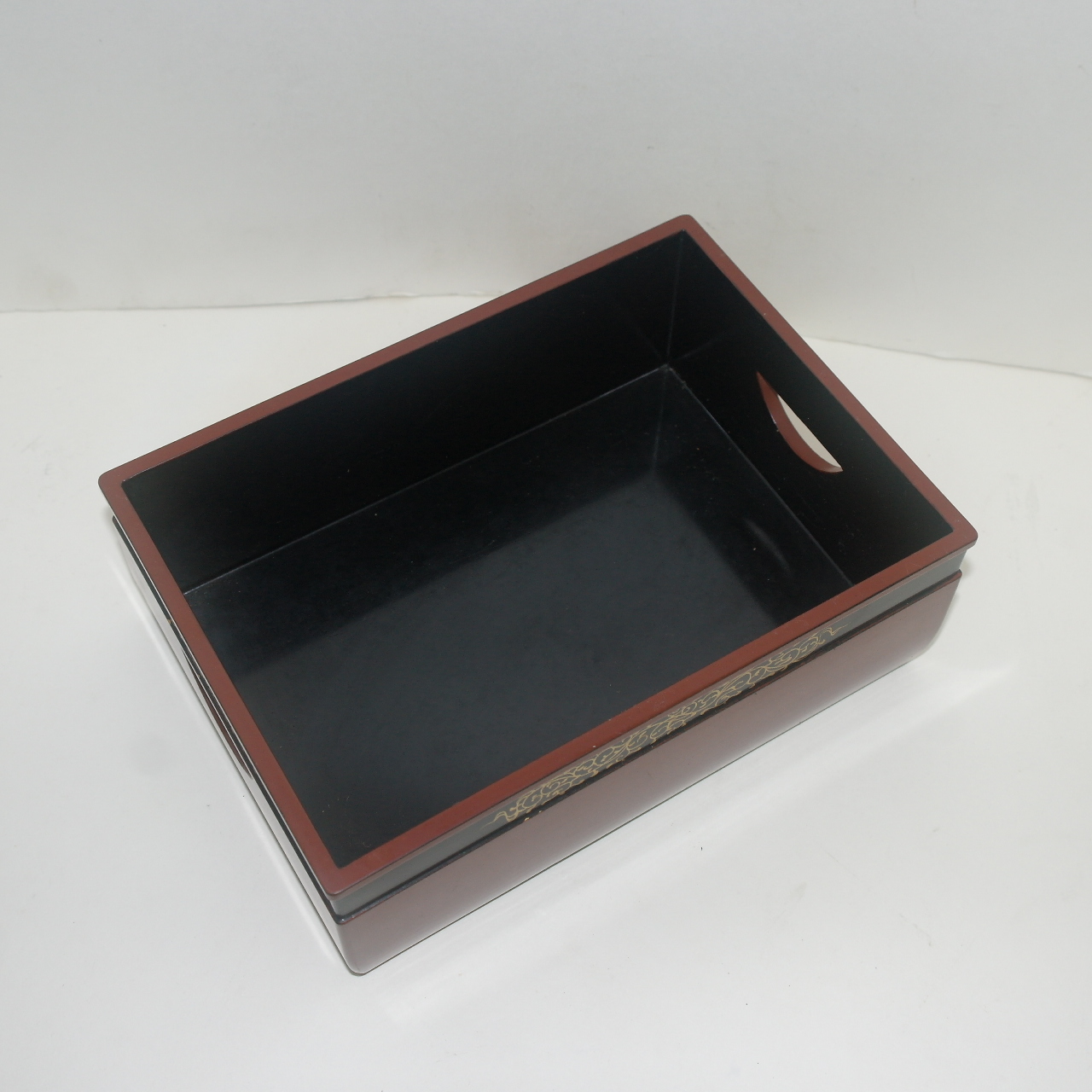 나무에 주칠금채화문된 사각함