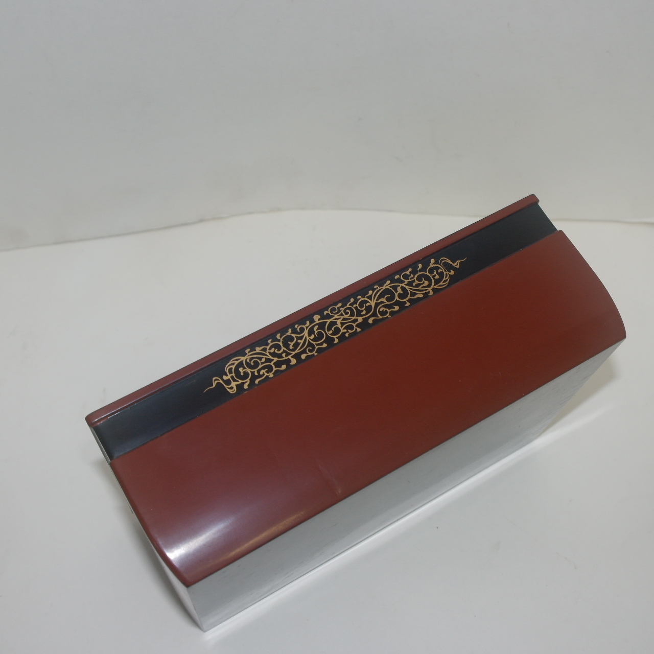 나무에 주칠금채화문된 사각함