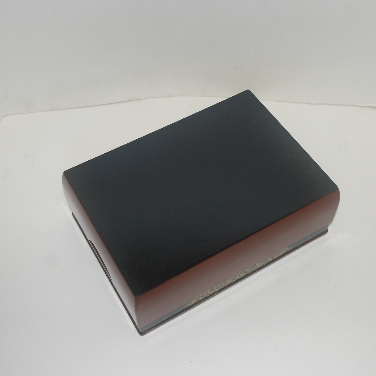 나무에 주칠금채화문된 사각함