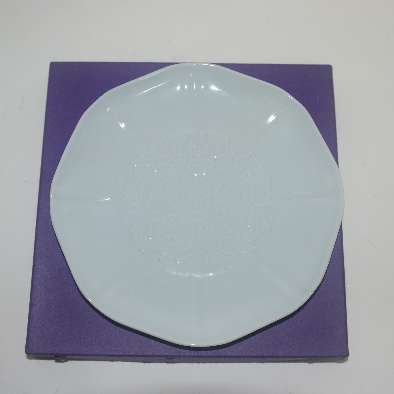 순백자 향선(香仙) 양각화문 화형완