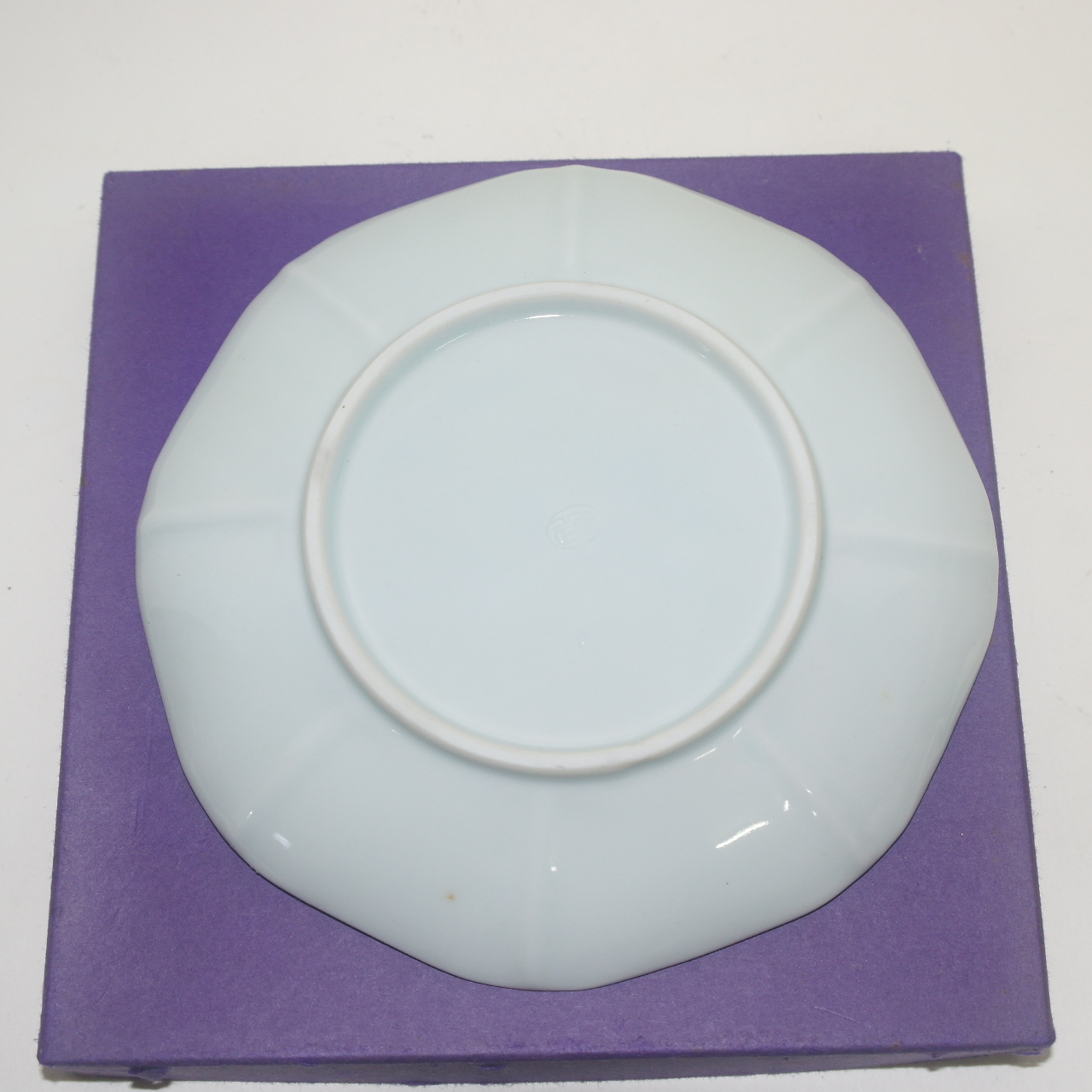 순백자 향선(香仙) 양각화문 화형완