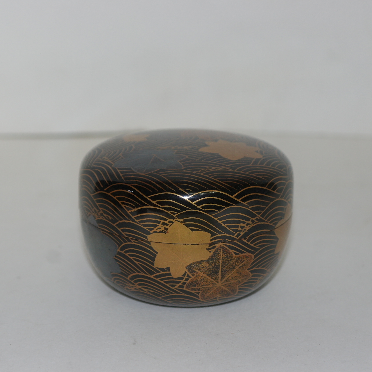 나무에 옷칠후 금채화문된 말차통