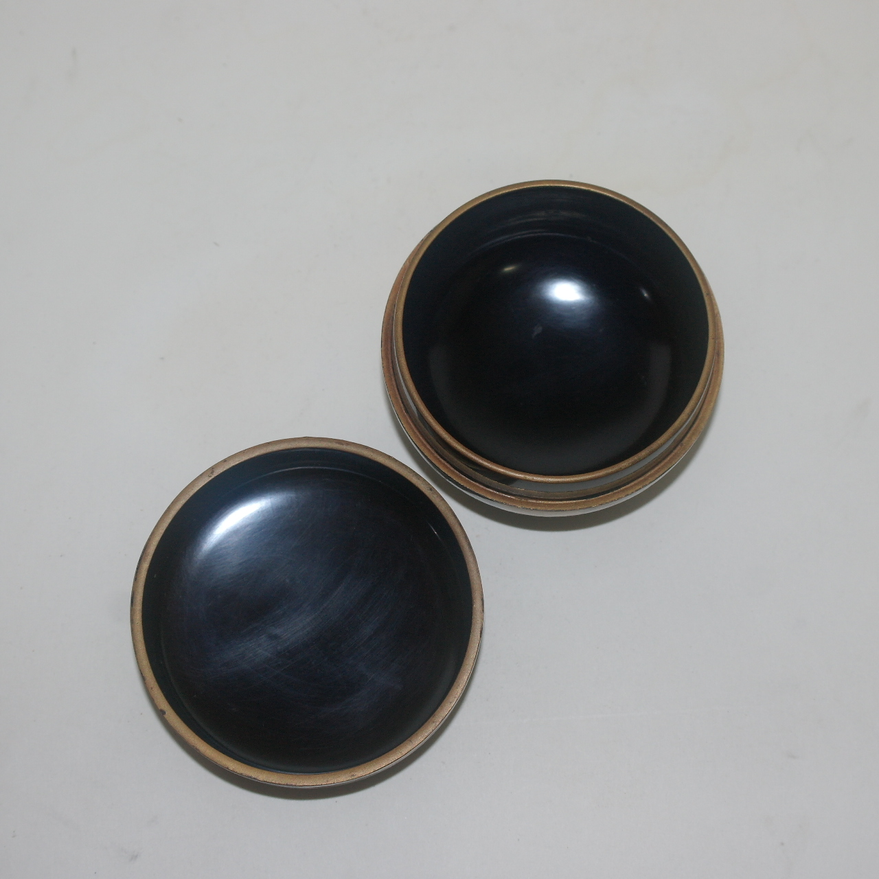 나무에 옷칠후 금채화문된 말차통