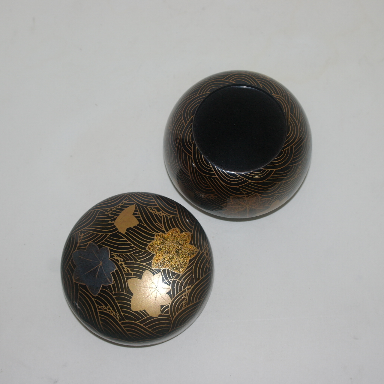 나무에 옷칠후 금채화문된 말차통