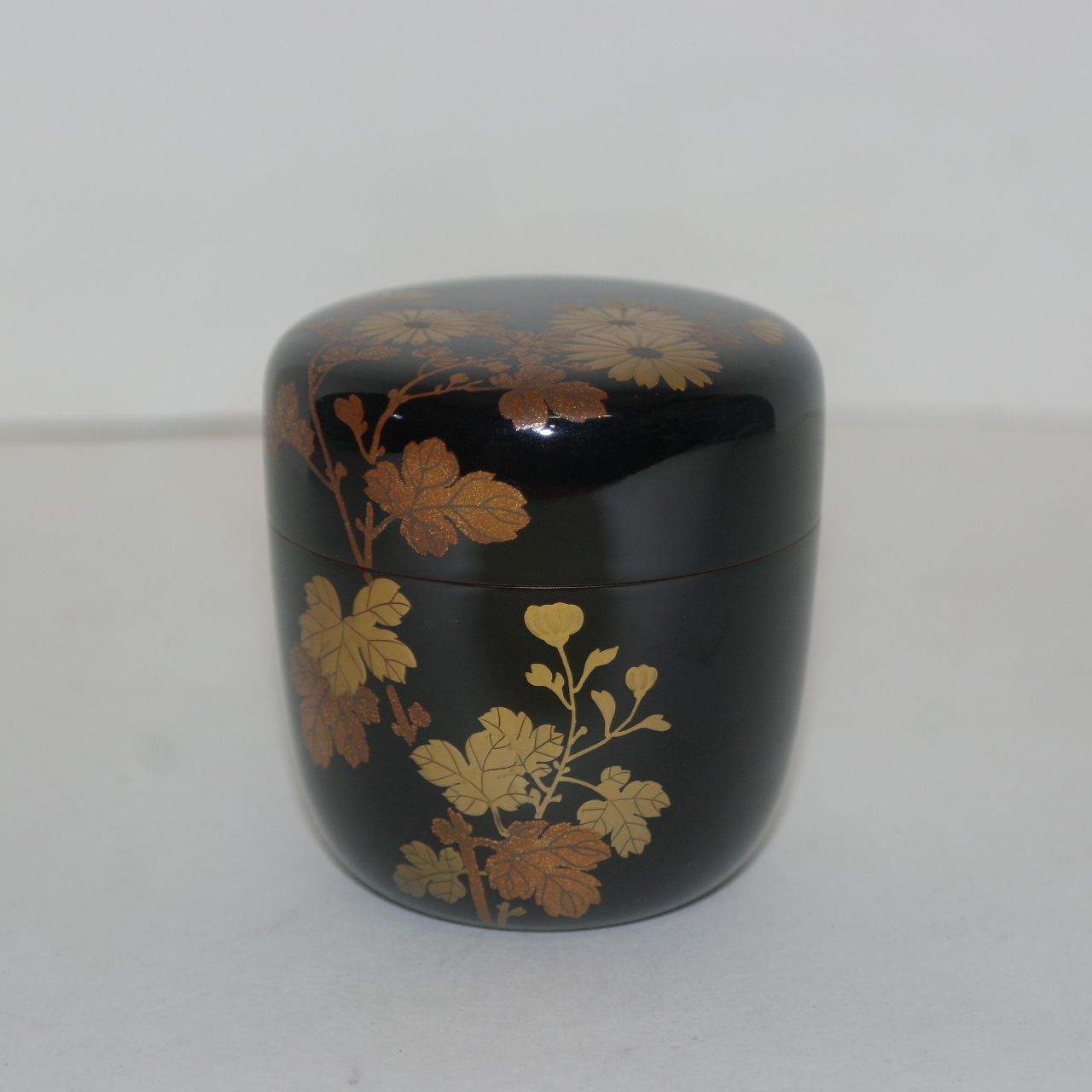 나무에 옷칠후 금채화문된 말차통