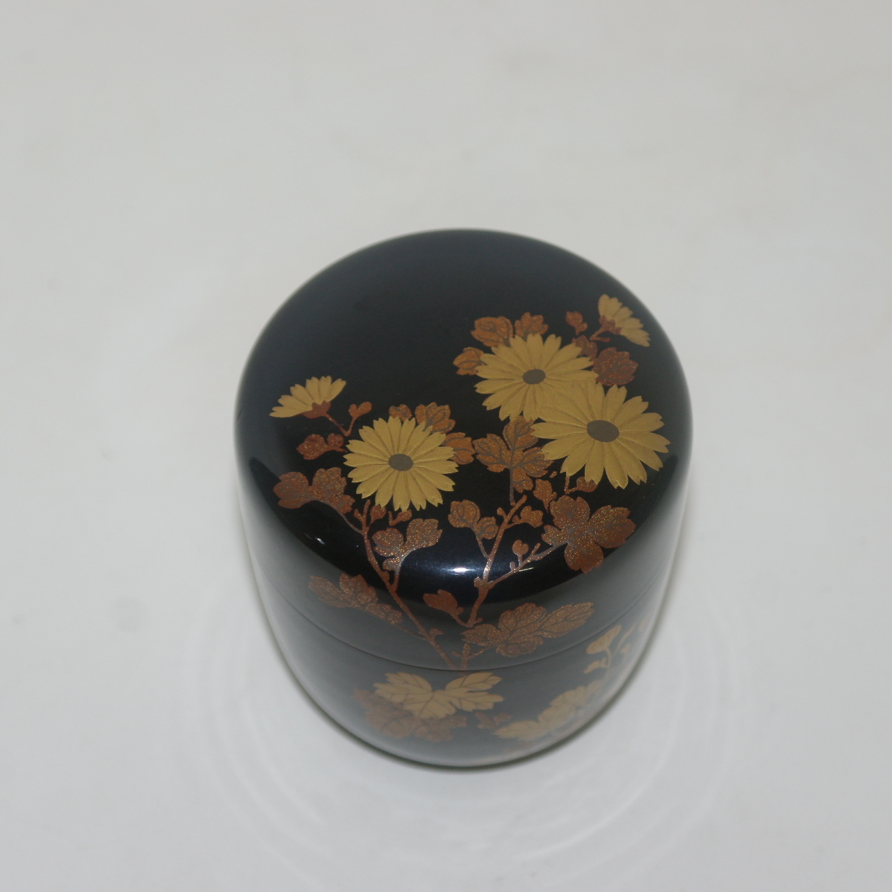 나무에 옷칠후 금채화문된 말차통