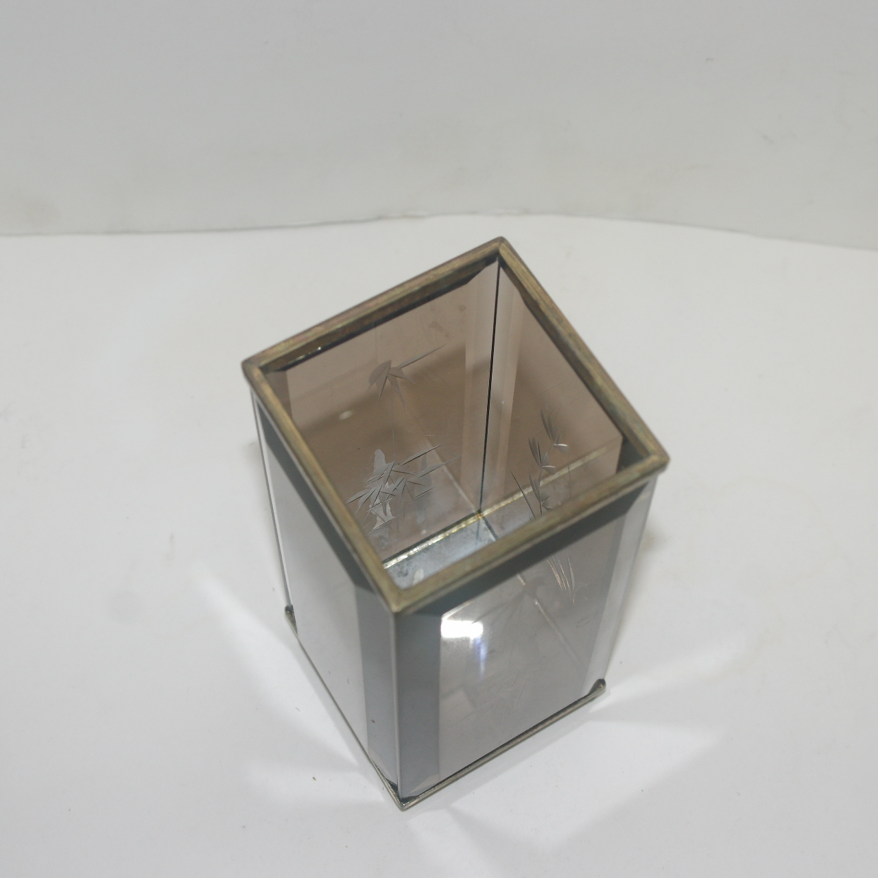 채색크리스탈에 매난국죽이 조각된 필통