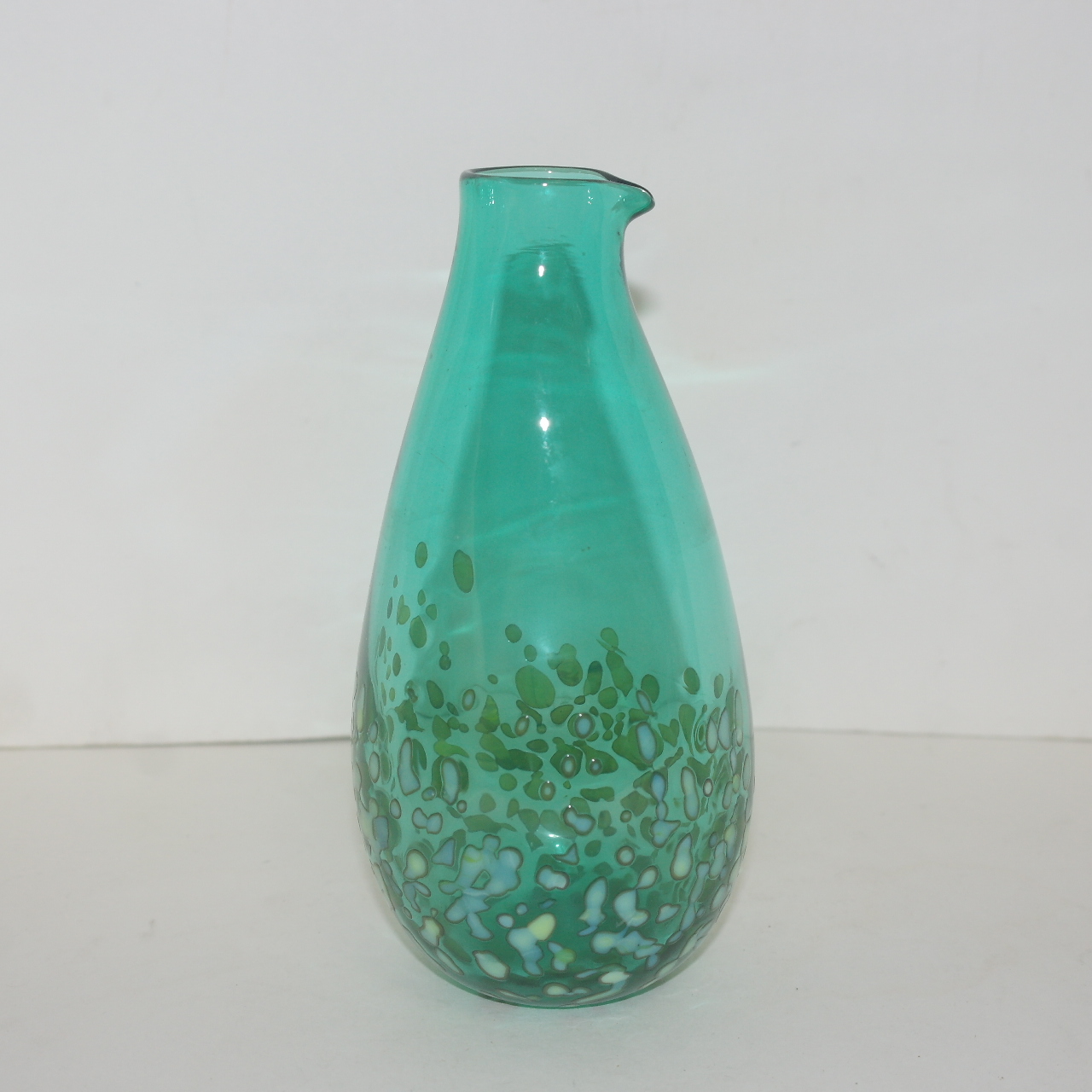 작가의 작품인 채색유리 주병