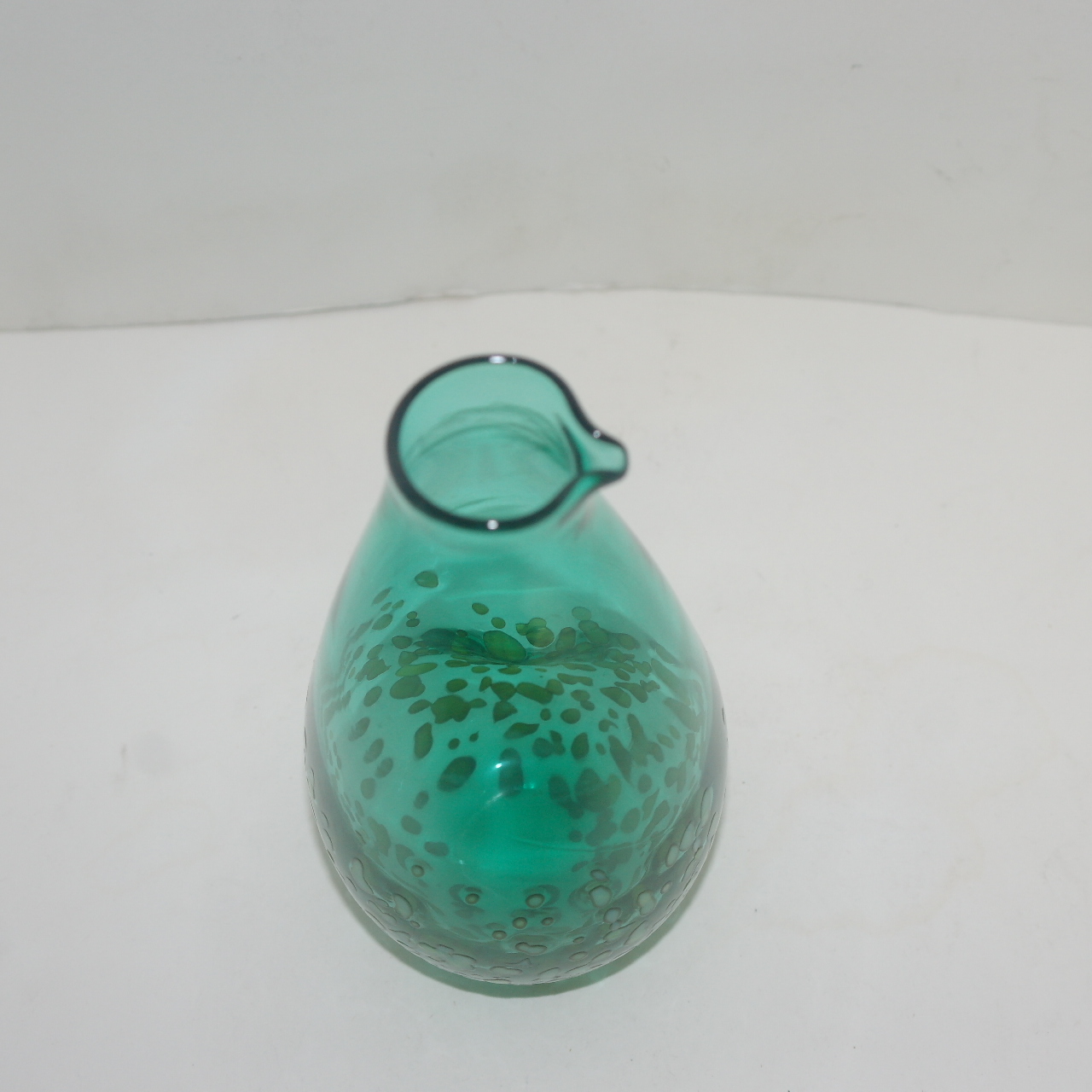 작가의 작품인 채색유리 주병