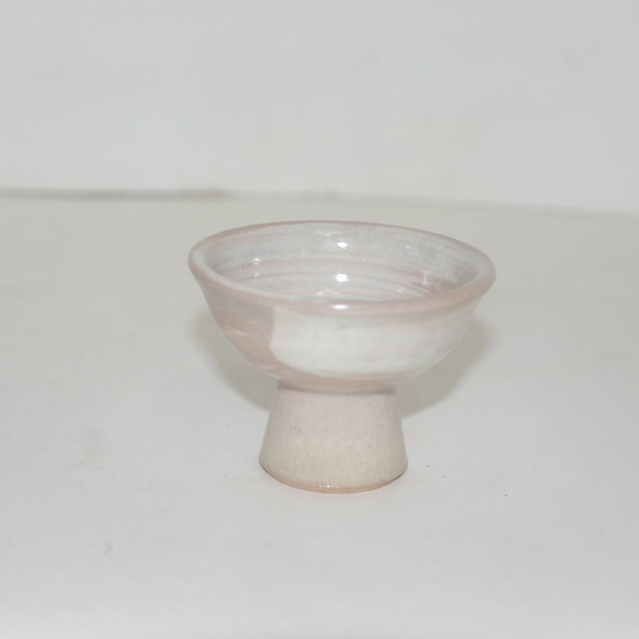 작가의 작품인 분청자귀얄문 잔