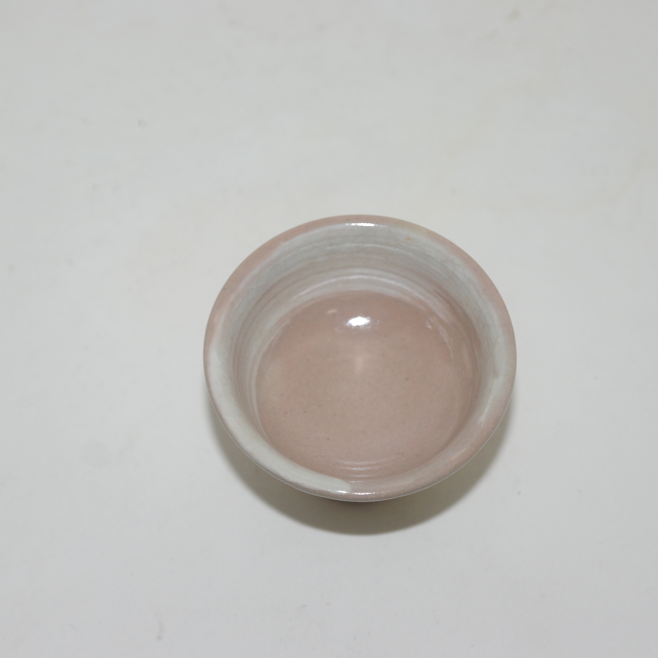 작가의 작품인 분청자귀얄문 잔