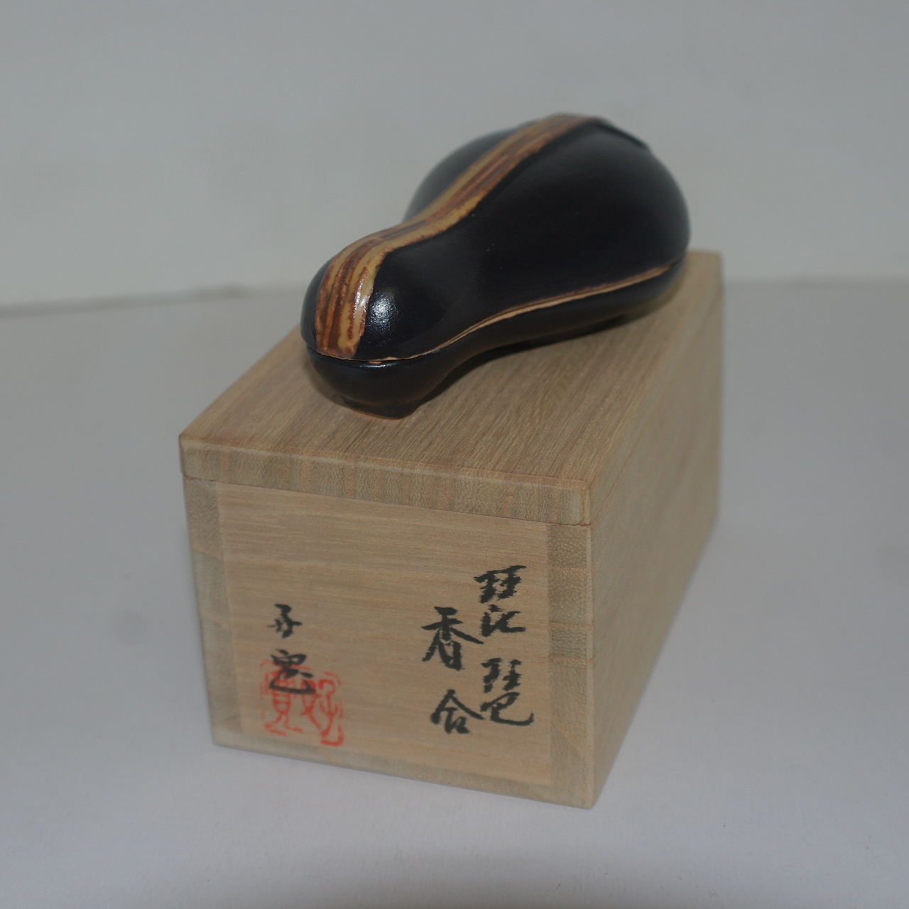 흑유청자 악기모양의 향합