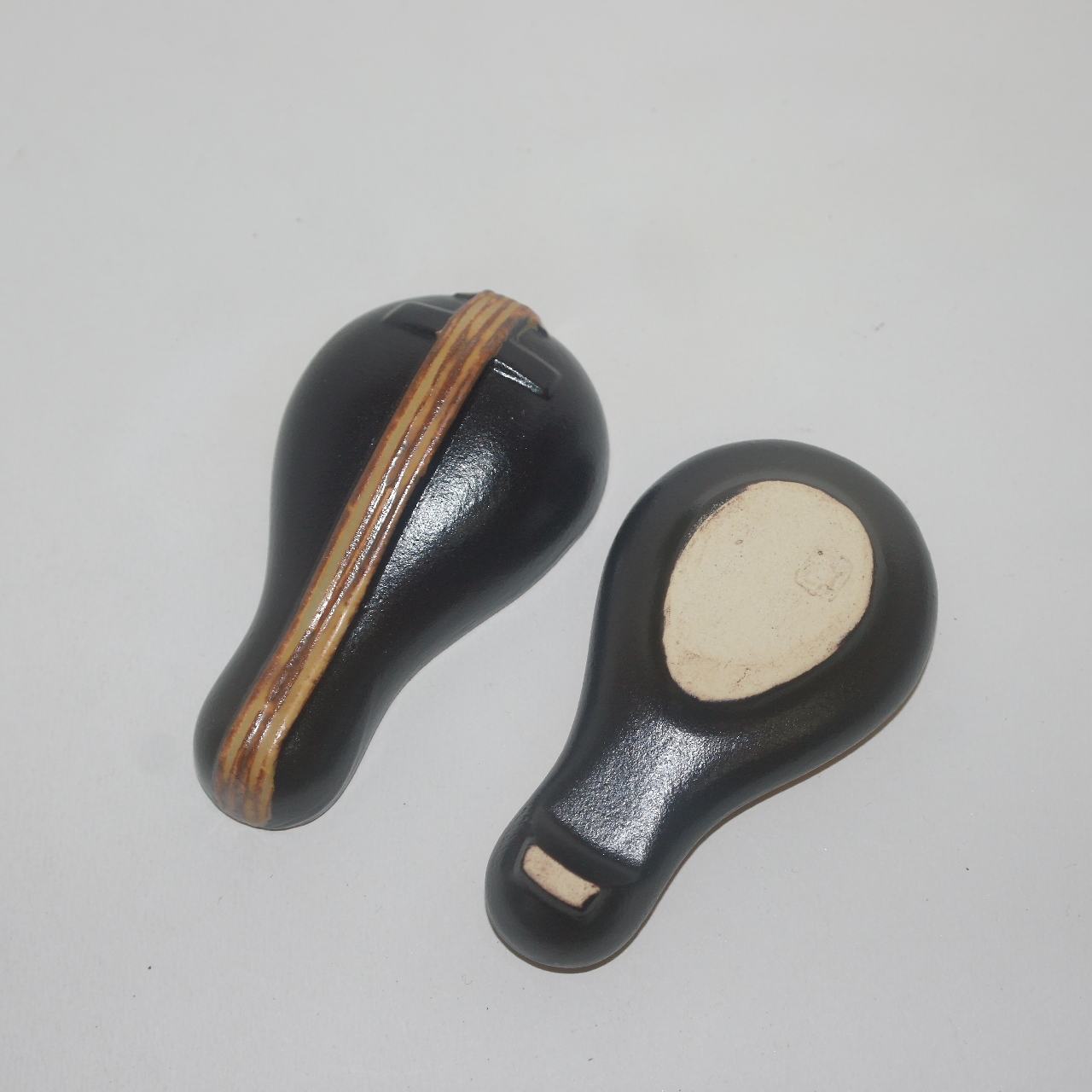 흑유청자 악기모양의 향합