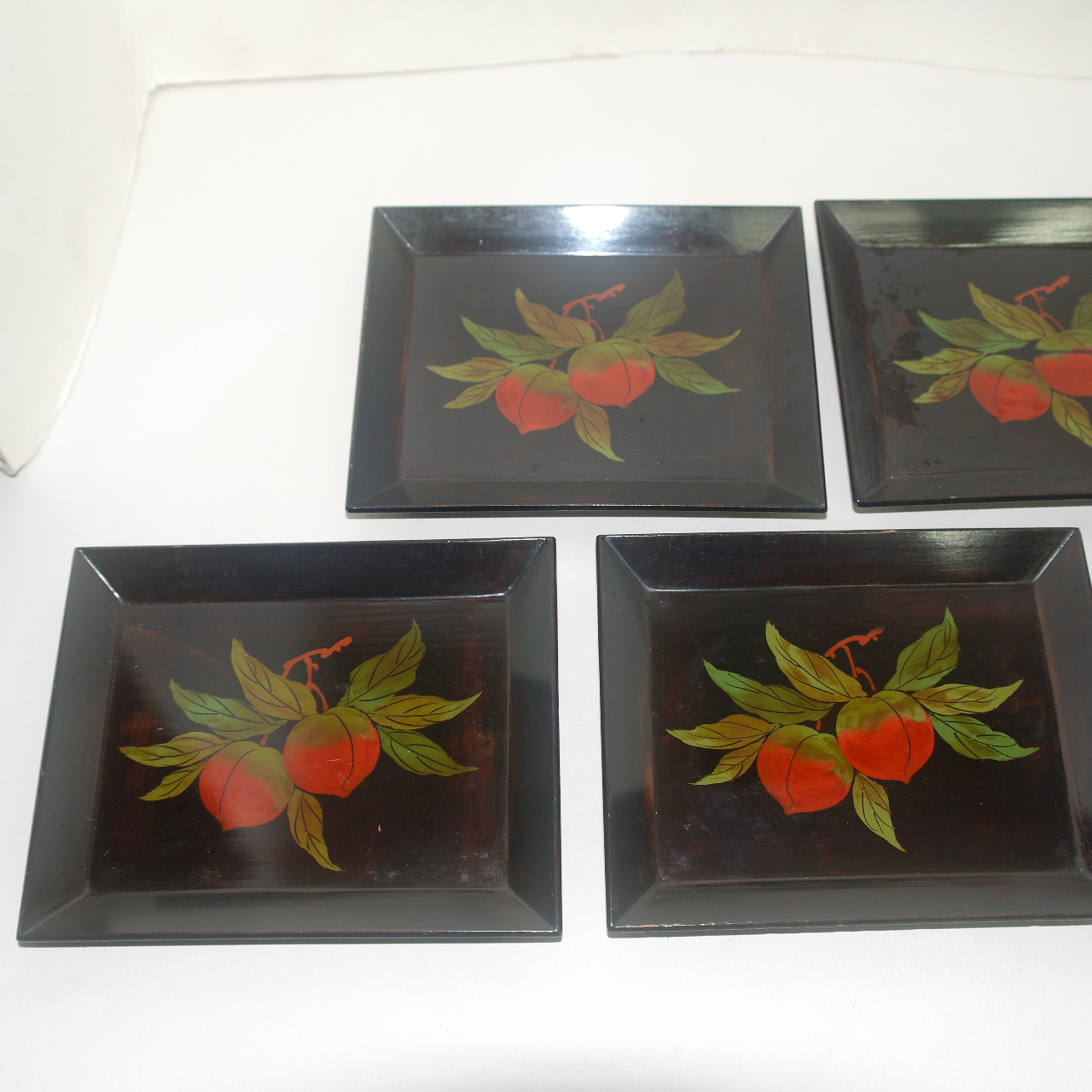 연대가좋은 나무에 옷칠후 진사복숭아문 사각완 5점