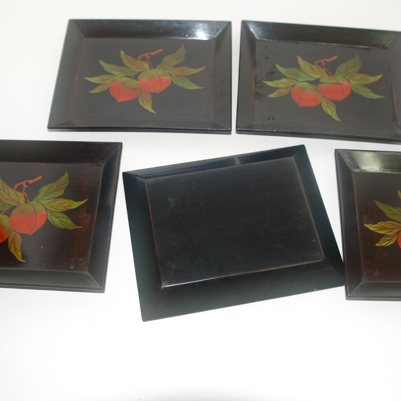 연대가좋은 나무에 옷칠후 진사복숭아문 사각완 5점