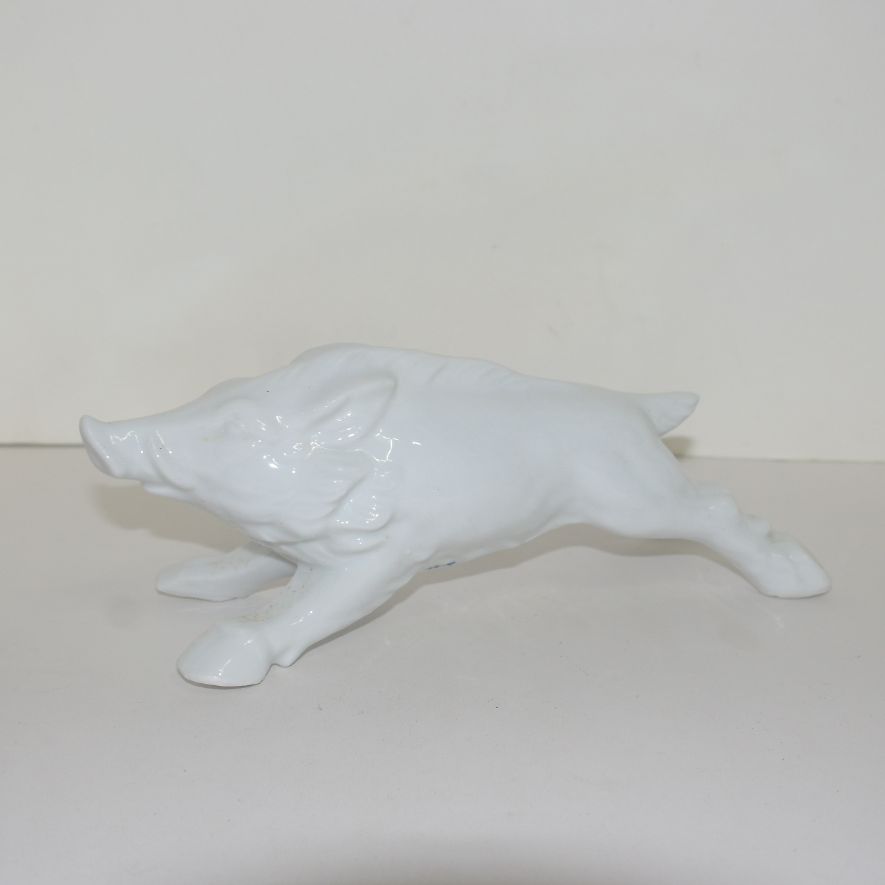 작가의 작품인 순백자 멧돼지 조각상