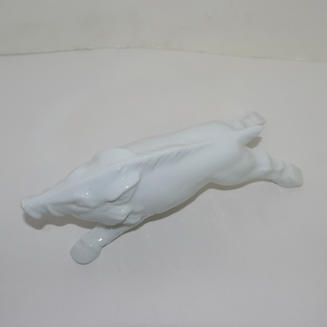 작가의 작품인 순백자 멧돼지 조각상