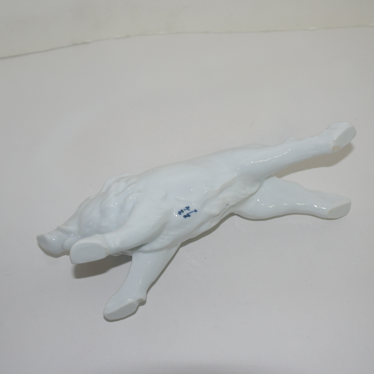 작가의 작품인 순백자 멧돼지 조각상